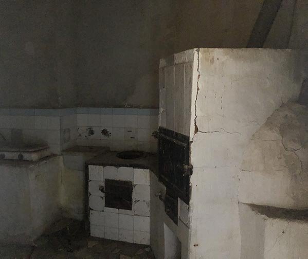 Η κουζίνα με τον χτιστό φούρνο