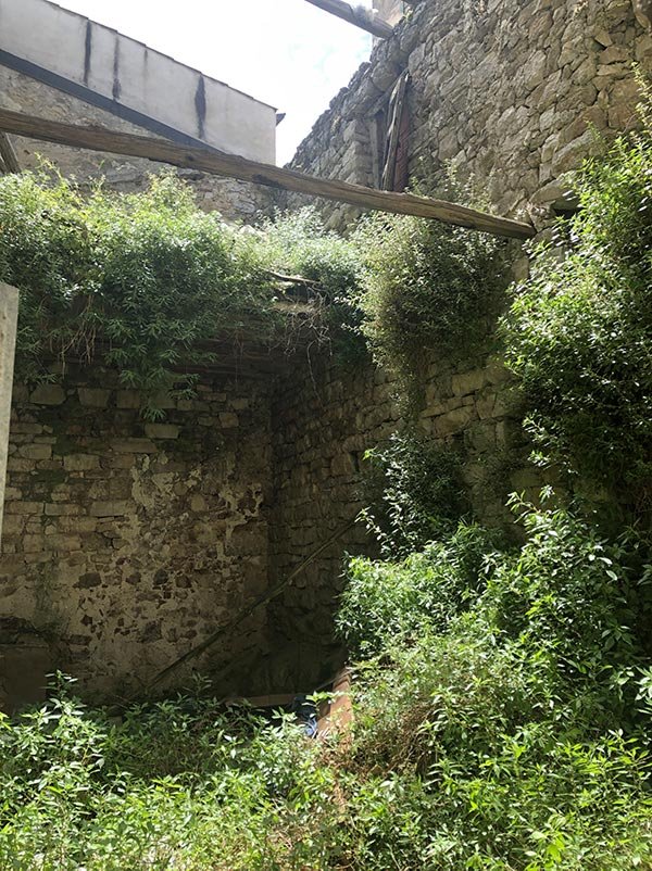 Το σπίτι είναι εγκαταλελειμμένο και έχει αφεθεί στο χρόνο