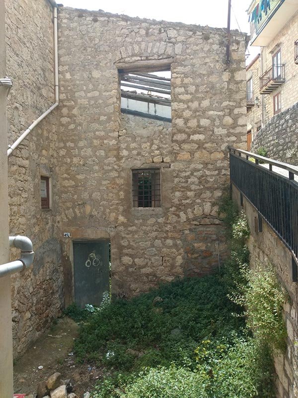 Σπίτι δύο επιπέδων- έκτασης 147 τετρ. μέτρων. Βέβαια όπως μπορεί να δει κανείς λείπει η στέγη