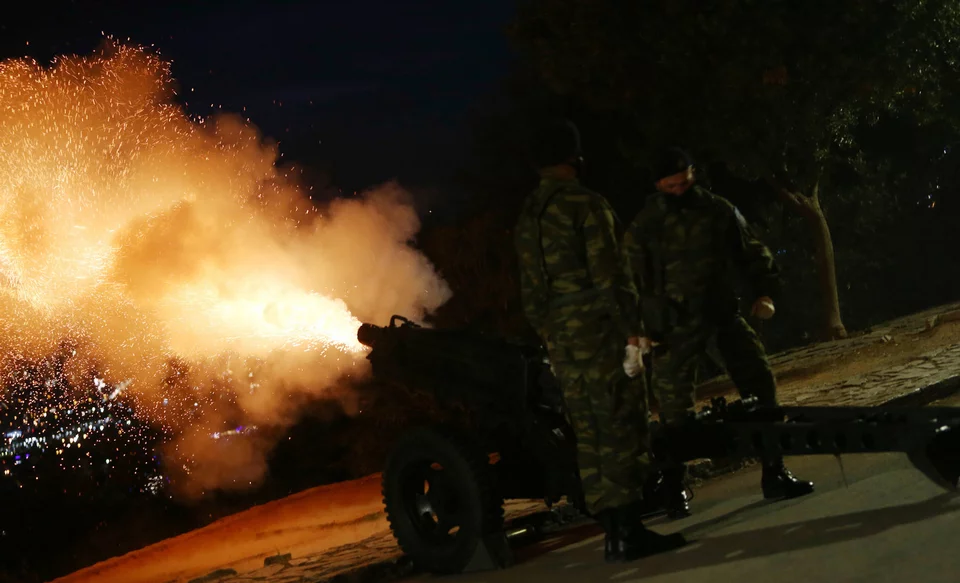Στρατιώτες ανέλαβαν τους εορταστικούς κανονιοβολισμούς το βράδυ της Ανάστασης