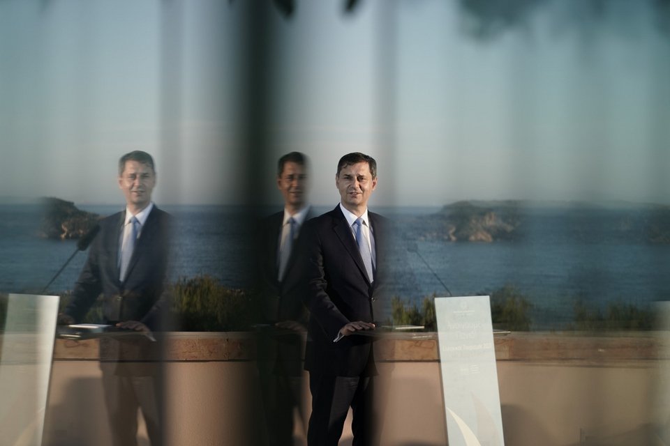 Ο υπουργός Τουρισμού Χ. Θεοχάρης με φόντο το Σούνιο / Φωτογραφία: Menelaos Myrillas/Sooc