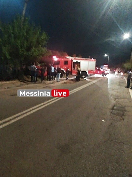 δρόμος με πυροσβεστικά οχήματα και κόσμο μετά από τροχαίο στην Καλαμάτα