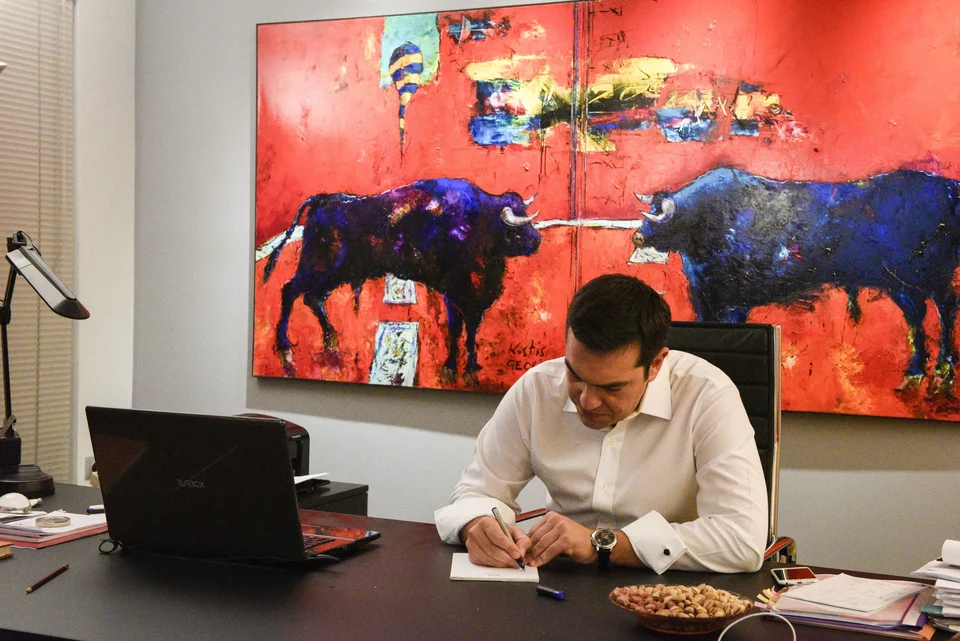 O Αλέξης Τσίπρας στο γραφείο του στη Κουμουνδούρου/Φωτογραφία: Eurokinissi
