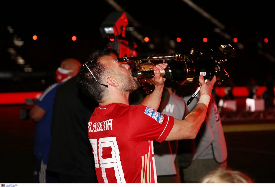 Ο Ματιέ Βαλμπουενά πίνει σαμπάνια / Φωτογραφία: Intime news