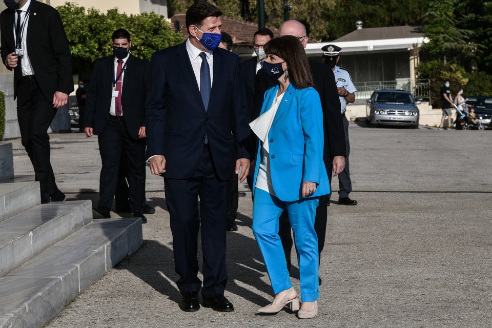 Η ΠτΔ Κατερίνα Σακελλαροπούλου με τον Μιλτιάδη Βαρβιτσιώτη / Φωτογραφία: EUROKINISSI/ΤΑΤΙΑΝΑ ΜΠΟΛΑΡΗ
