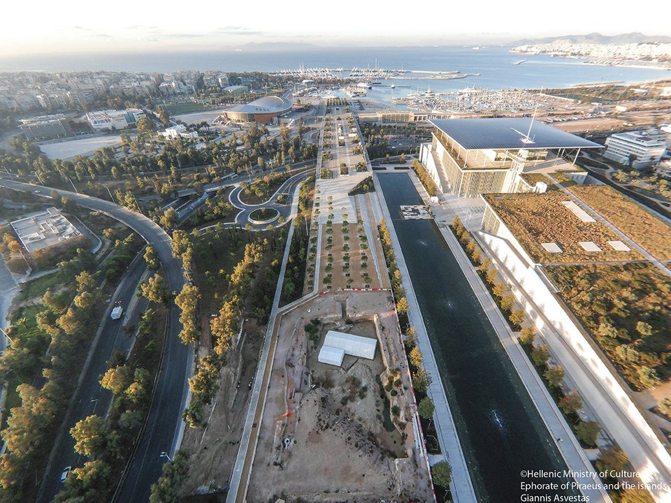 Tο Φαληρικό Δέλτα σήμερα, στα αριστερά η Λεωφόρος Συγγρού, στο μέσον η ανασκαφή της ανασκαφικής περιόδου 2016-2020 και στο βάθος ο φαληρικός όρμος / Εφορεία Αρχαιοτήτων Πειραιώς και Νήσων