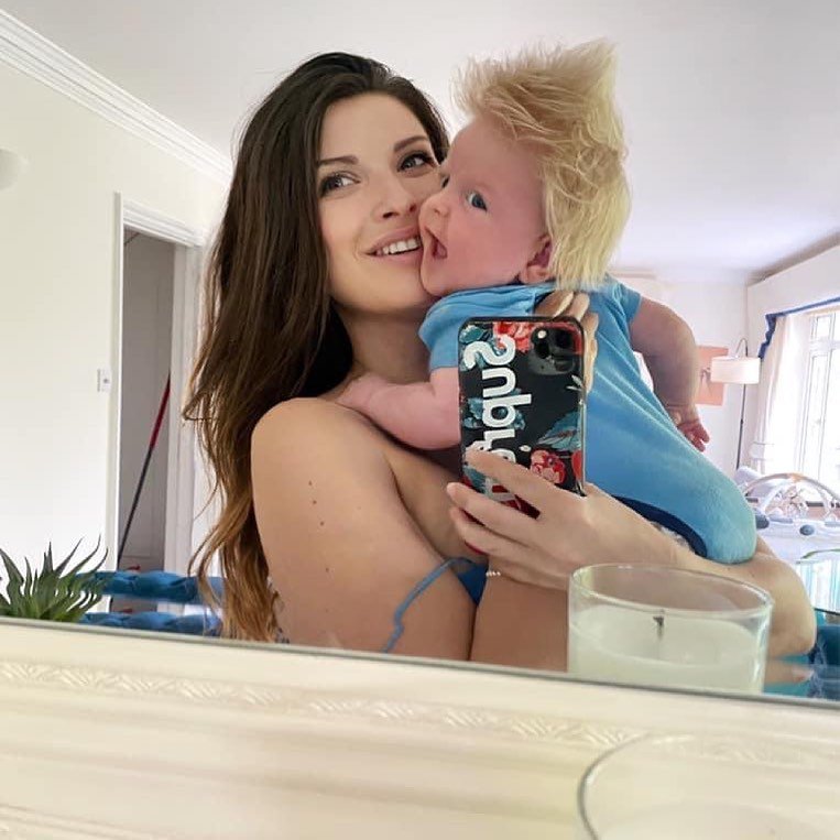 Κανείς από τους δύο γονείς του δεν έχει ξανθά μαλλιά - Εδώ με την μητέρα του Τατιάνα 