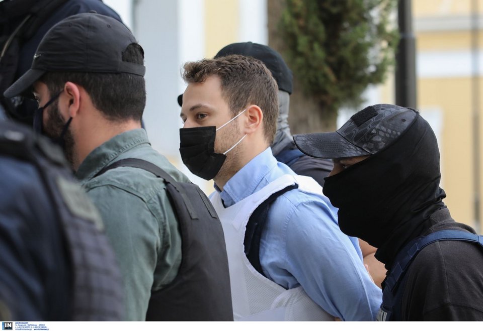 Στον ανακριτή ο συζυγοκτόνος για τη δολοφονία της Καρολάιν: «Να σαπίσεις στη φυλακή αλήτη», του φώναζαν πολίτες | ΕΛΛΑΔΑ | iefimerida.gr