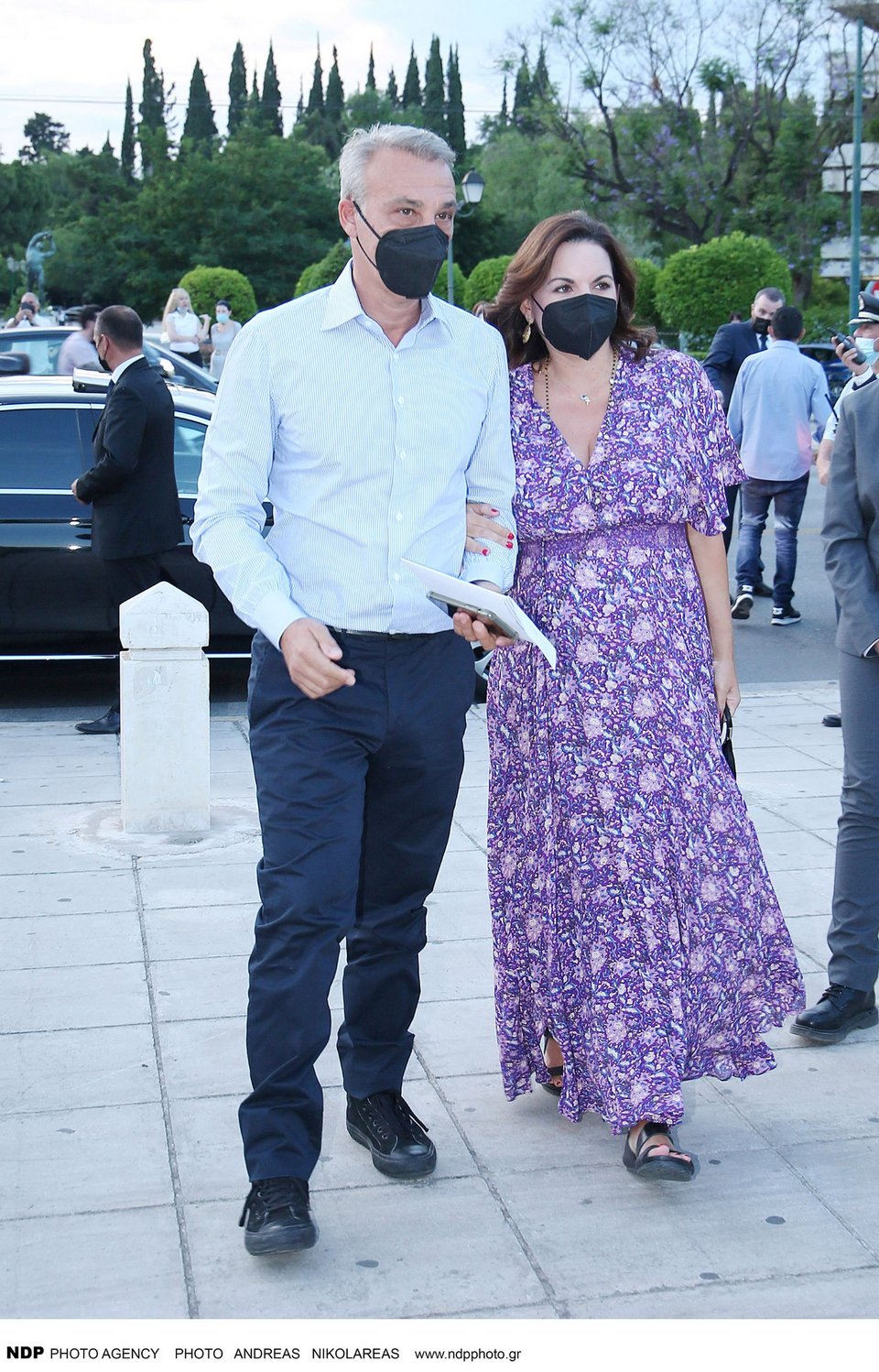Ανάμεσα στους προσκεκλημένους είναι και η Oλγα Κεφαλογιάννη με τον σύζυγό της, Μίνωα Μάτσα
