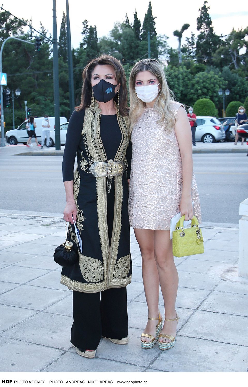 Η Γιάννα Αγγελοπούλου-Δασκαλάκη με ένα σύνολο με πολλούς συμβολισμούς και έμπνευση από την εθνική μας κληρονομιά. Συνοδευόταν από τη νύφη της Ελλη Παπαδιαμάντη, που φόρεσε ένα κομψό φόρεμα σε γήινες αποχρώσεις.