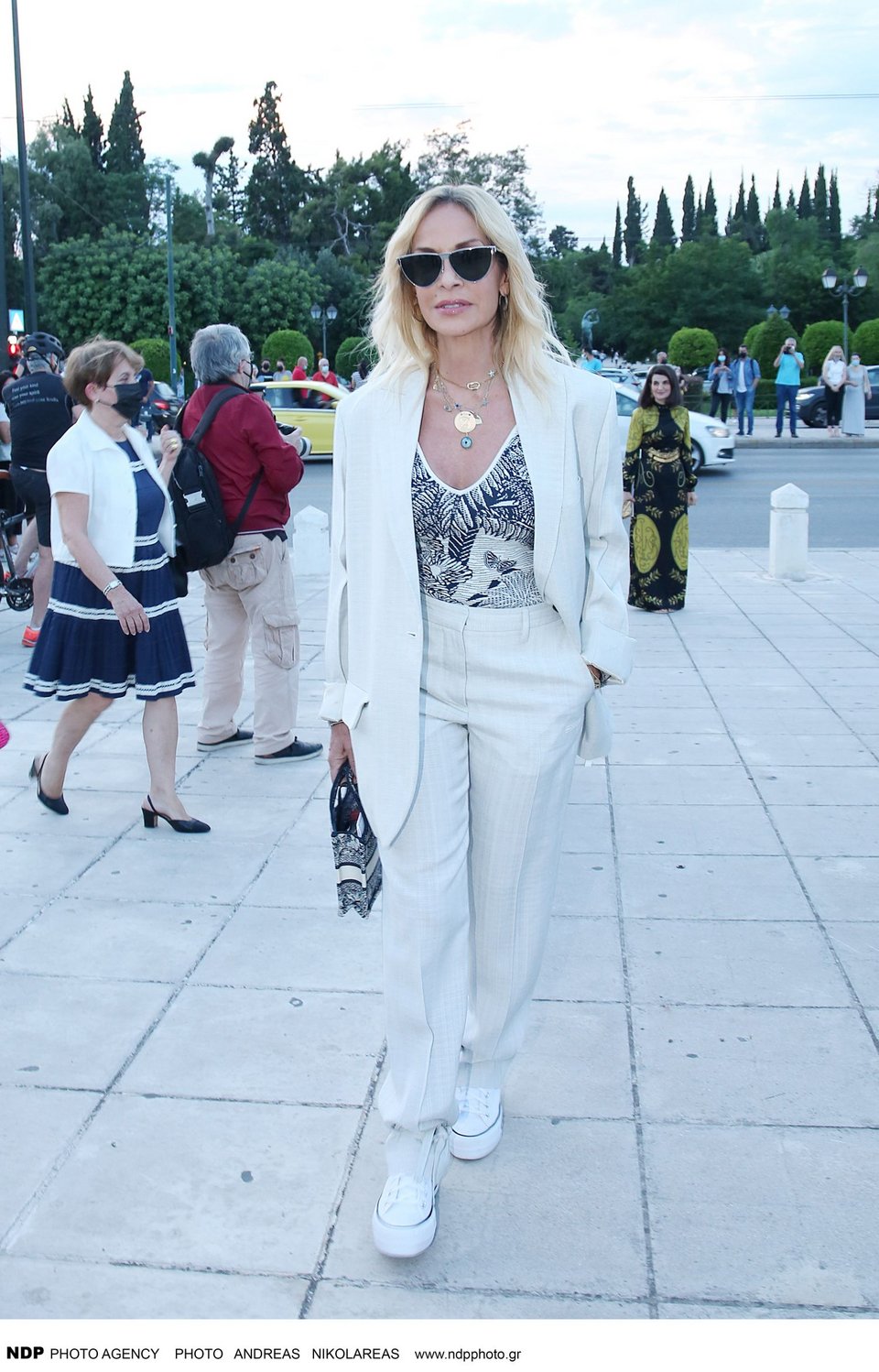 Με κοστούμι εμφανίστηκε και η Αννα Βίσση