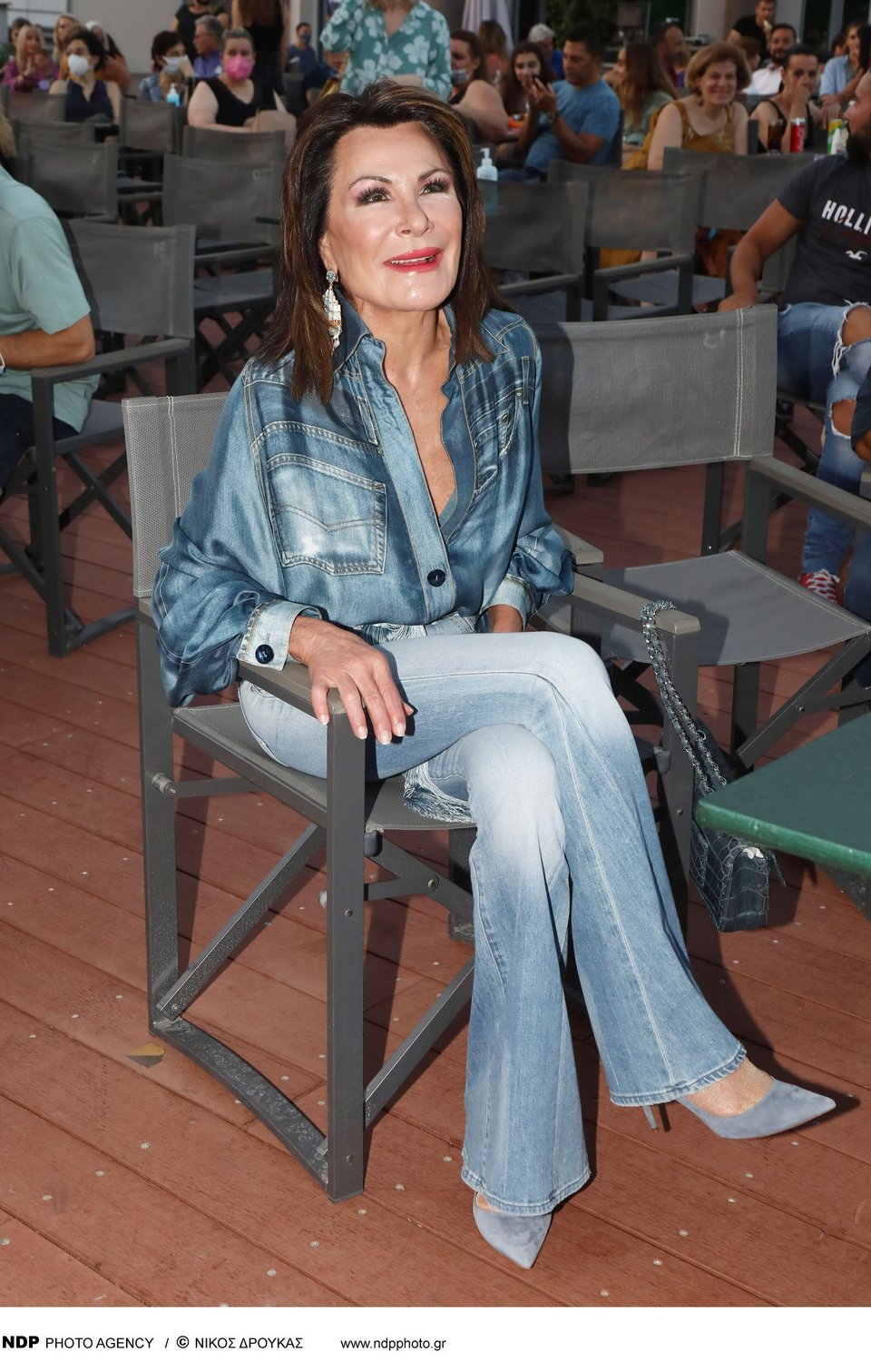 H κυρία Αγγελοπούλου ντυμένη στις αποχρώσεις του τζιν