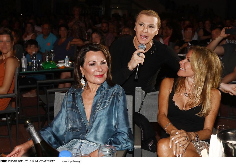 Φυσικά, ο Τάκης Ζαχαράτος δεν θα μπορούσε να μην κατέβει από τη σκηνή και να βρεθεί με τις δύο κυρίες.