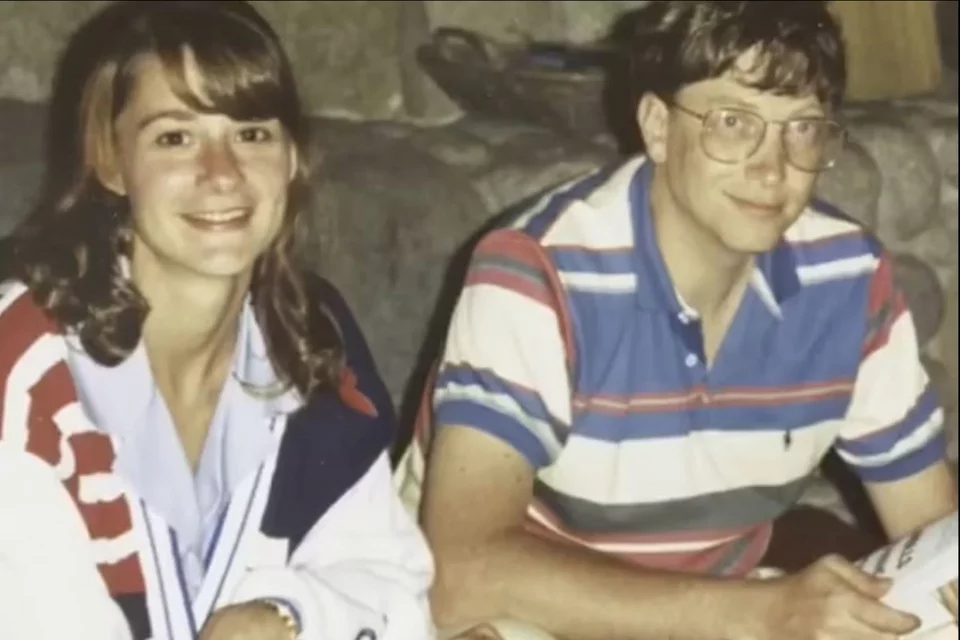 O Μπιλ Γκέιτς και η πρώην σύζυγός του Μελίντα σε μια φωτογραφία από την εποχή που είχαν αρχίσει το δεσμό τους