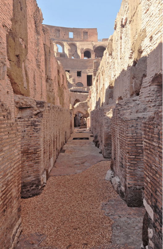 Μια από τις υπόγειες στοές στο Κολοσσαίο 