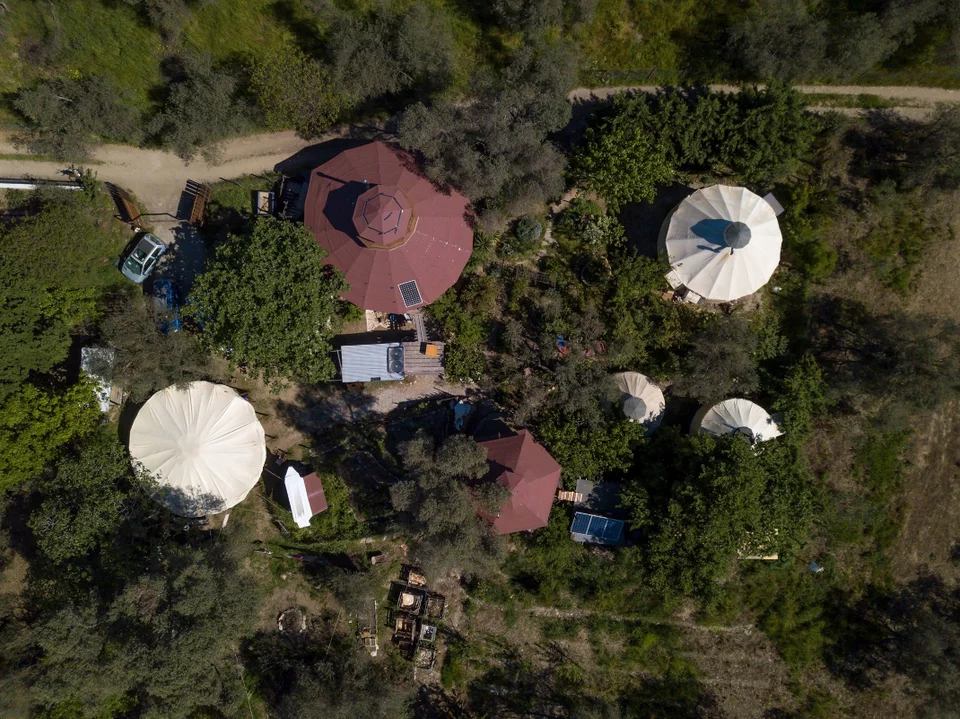 Αεροφωτογραφία από το χωριό του Free and Real που είναι χτισμένο οικολογικά στις πλαγιές του Τελέθριου όρους στη Βόρεια Εύβοια. 