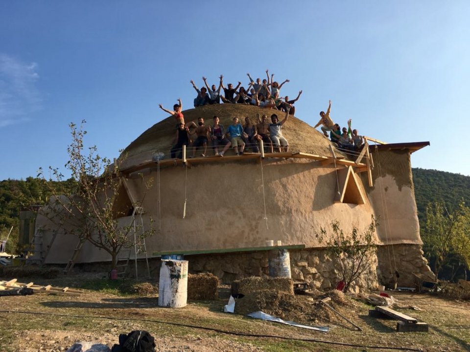 Η ομάδα του Free and Real κατά τη διάρκεια κατασκευής ενός από τα οικολογικά οικήματα του χωριού