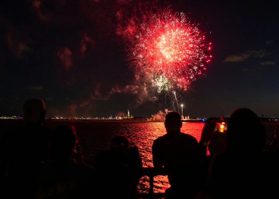 Ορδές Νεοϋορκέζων απολαμβάνουν το σώου πυροτεχνημάτων για την άρση των περιοριστικών μέτρων για την πανδημία