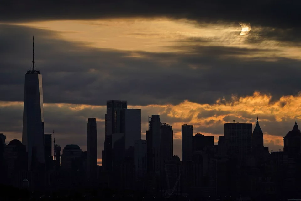 O «μισοφαγωμένος» ηλιακός δίσκος στον ουρανό της Νέας Υόρκης 