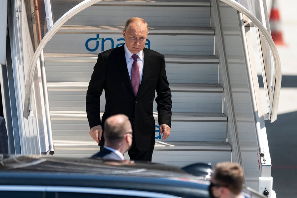 O Ρώσος πρόεδρος κατεβαίνει τη σκάλα του προεδρικού αεροσκάφους κατά την άφιξή του στη Γενεύη την Τετάρτη / Φωτογραφίες: AP Photos