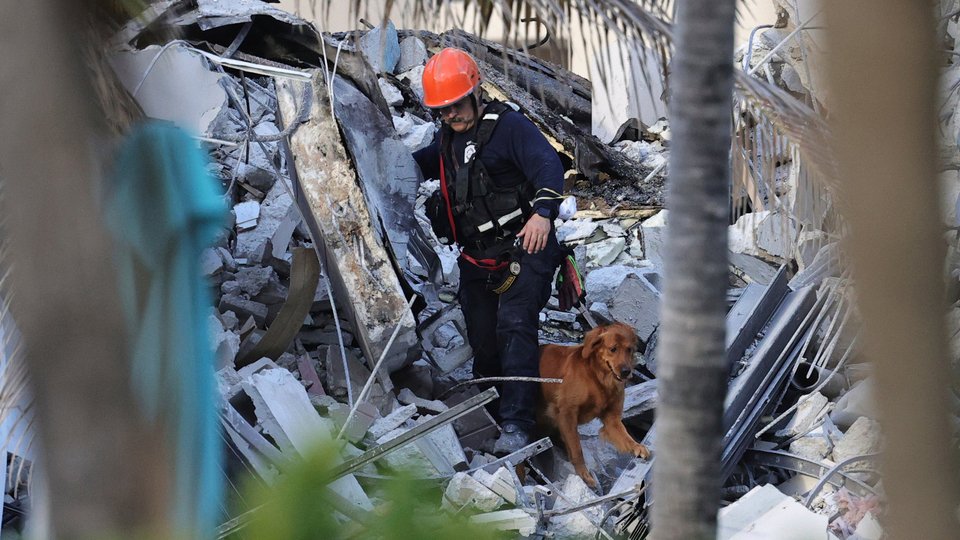 Τα σωστικά συνεργεία συνεχίζουν τις προσπάθειες εντοπισμού επιζώντων στα ερείπια της 12ώροφης πολυκατοικίας / Φωτογραφίες: AP Photos