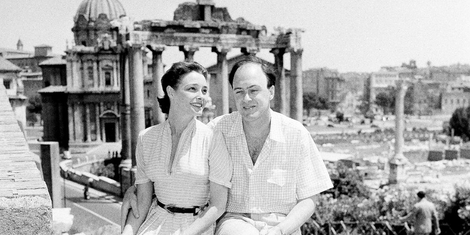 Ο συγγραφέας Ρόαλντ Νταλ με τη βραβευμένη με Όσκαρ γυναίκα του, Πατρίσια Νιλ στη Ρώμα στο ταξίδι του μέλιτος τους στη Ρώμη 