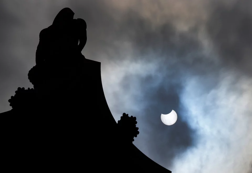 Η ηλιακή έκλειψη ήταν ορατή και στην πλατεία Τραφάλγκαρ του Λονδίνου 