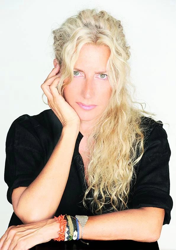 «Δούλεψα με ό,τι είχα στα χέρια μου. Με ένα χαρτί, με ένα μολύβι, με ένα κινητό τηλέφωνο για να ηχογραφώ αυτά που έγραφα. Ζήτησα από τον φίλο και συνθέτη Παναγιώτη Καλαντζόπουλο να δοκιμάσουμε κάτι» λέει η Βένια Δημητρακοπουλου 