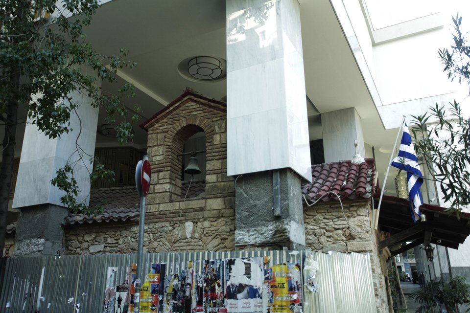 Το εκκλησάκι είναι σφηνωμένο ανάμεσα σε κολόνες