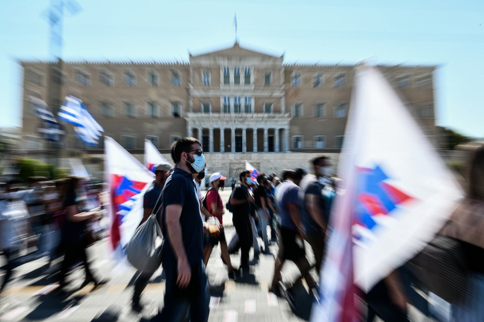 Μέλη του ΠΑΜΕ έξω από τη Βουλή κατά τη διάρκεια της κινητοποίησης για το εργασιακό