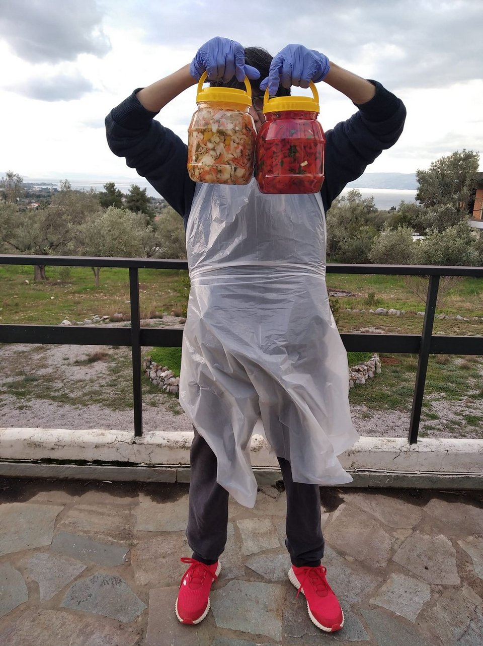 Τουρσί φτιαγμένο στο κτήμα, έτοιμο σε βαζάκια για τους πελάτες της Αρότριας. Οι καθημερινές αγροτικές δουλειές είναι πολλές, αλλά ό,τι γίνεται μέσα στη φύση γίνεται πιο απολαυστικά