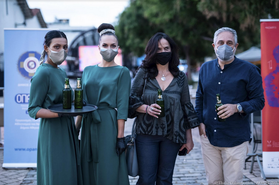 Η Εκτελεστική Διευθύντρια του Φεστιβάλ, Τατιάνα Παππά με τον Υπεύθυνο Χορηγιών / Sponsorships Manager της Αθηναϊκής Ζυθοποιίας, Γιάννη Κατσούγκρη.