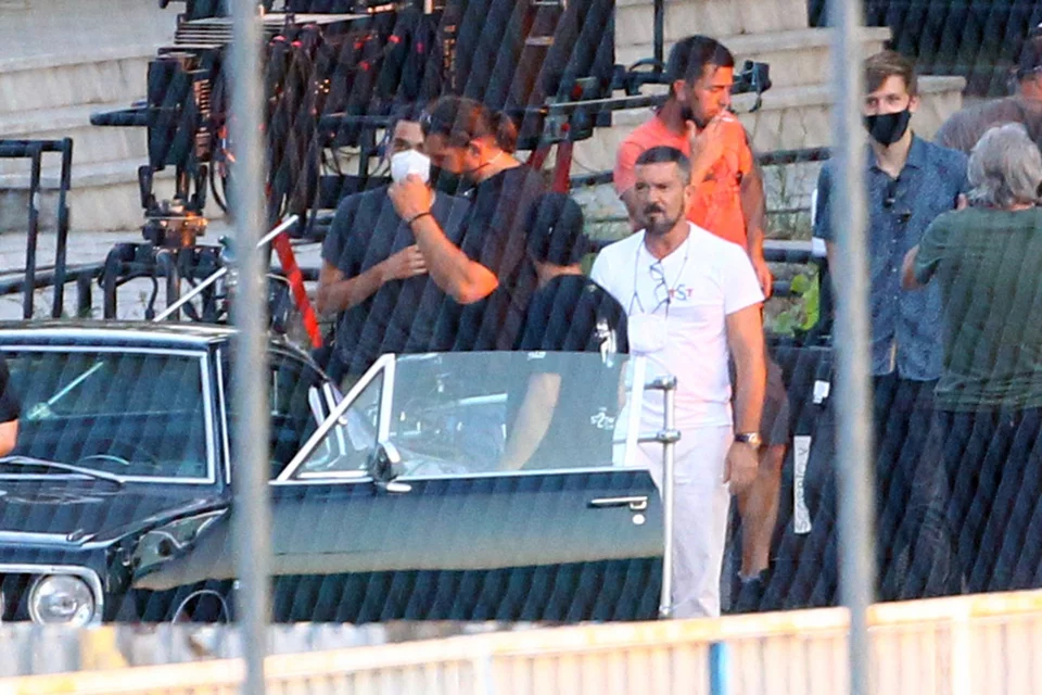 Ο Αντόνιο Μπαντέρας με το λευκό μπλουζάκι στα γυρίσματα της ταινίας στη Θεσσαλονίκη -Φωτογραφία:Eurokinissi/ΚΩΝΣΤΑΝΤΙΝΙΔΗΣ ΓΙΩΡΓΟΣ