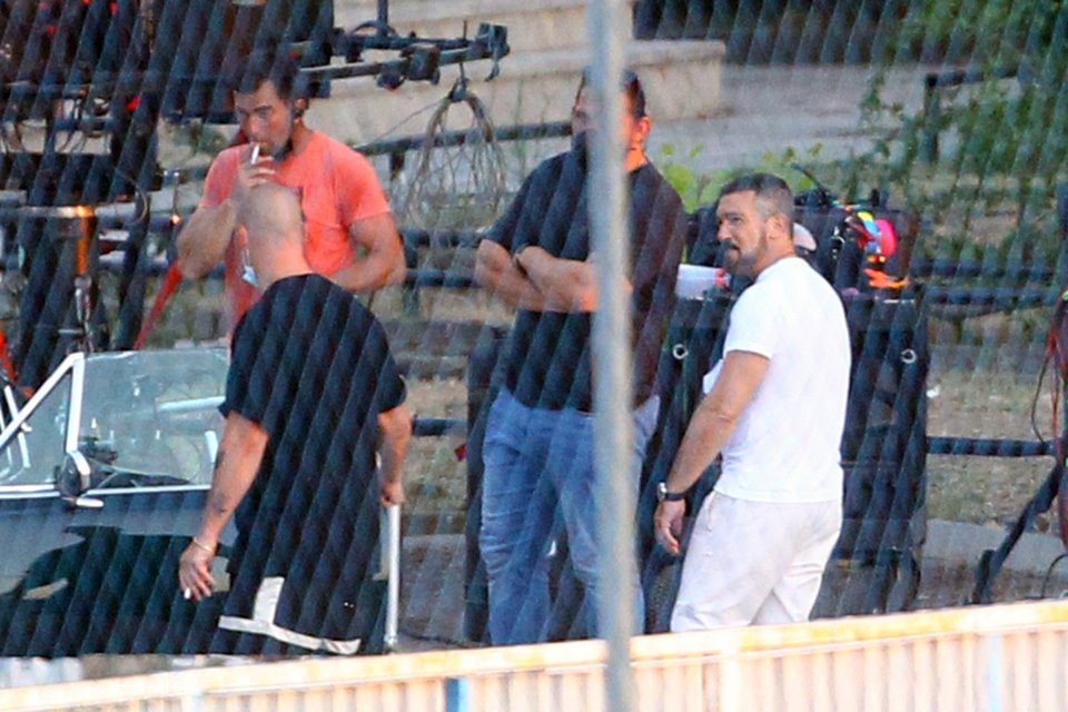 Ο Αντόνιο Μπαντέρας με το λευκό μπλουζάκι στα γυρίσματα της ταινίας στη Θεσσαλονίκη -Φωτογραφία:Eurokinissi/ΚΩΝΣΤΑΝΤΙΝΙΔΗΣ ΓΙΩΡΓΟΣ