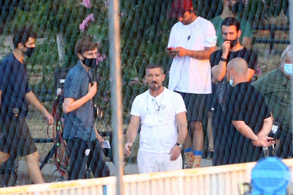 Ο Αντόνιο Μπαντέρας με το λευκό μπλουζάκι στα γυρίσματα της ταινίας στη Θεσσαλονίκη -Φωτογραφία:Eurokinissi/ΚΩΝΣΤΑΝΤΙΝΙΔΗΣ ΓΙΩΡΓΟΣ