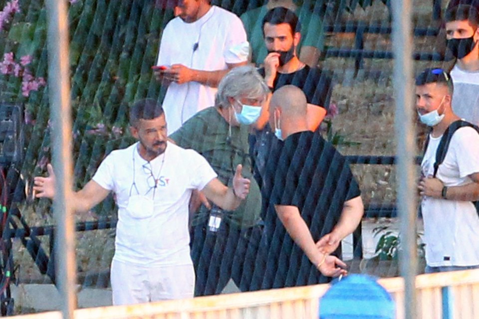 Ο Αντόνιο Μπαντέρας με το λευκό μπλουζάκι στα γυρίσματα της ταινίας στη Θεσσαλονίκη -Φωτογραφία:Eurokinissi/ΚΩΝΣΤΑΝΤΙΝΙΔΗΣ ΓΙΩΡΓΟΣ