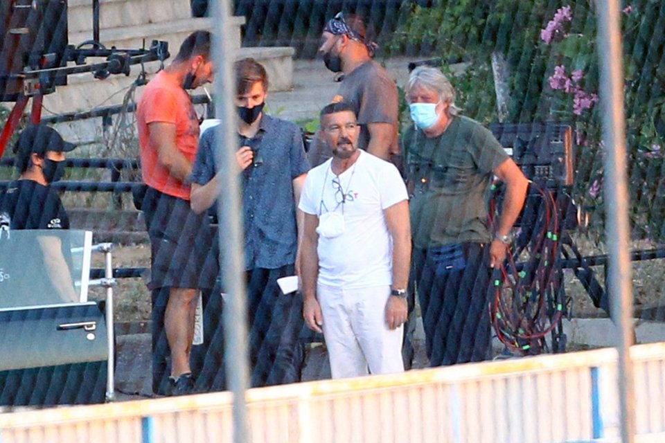 Ο Αντόνιο Μπαντέρας με το λευκό μπλουζάκι στα γυρίσματα της ταινίας στη Θεσσαλονίκη -Φωτογραφία:Eurokinissi/ΚΩΝΣΤΑΝΤΙΝΙΔΗΣ ΓΙΩΡΓΟΣ