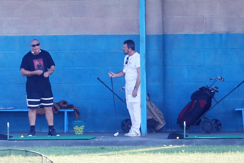 Ο Αντόνιο Μπαντέρας με το λευκό μπλουζάκι στα γυρίσματα της ταινίας στη Θεσσαλονίκη -Φωτογραφία:Eurokinissi/ΚΩΝΣΤΑΝΤΙΝΙΔΗΣ ΓΙΩΡΓΟΣ