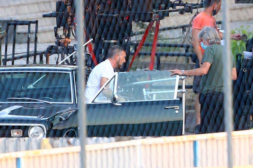 Ο Αντόνιο Μπαντέρας με το λευκό μπλουζάκι στα γυρίσματα της ταινίας στη Θεσσαλονίκη -Φωτογραφία:Eurokinissi/ΚΩΝΣΤΑΝΤΙΝΙΔΗΣ ΓΙΩΡΓΟΣ