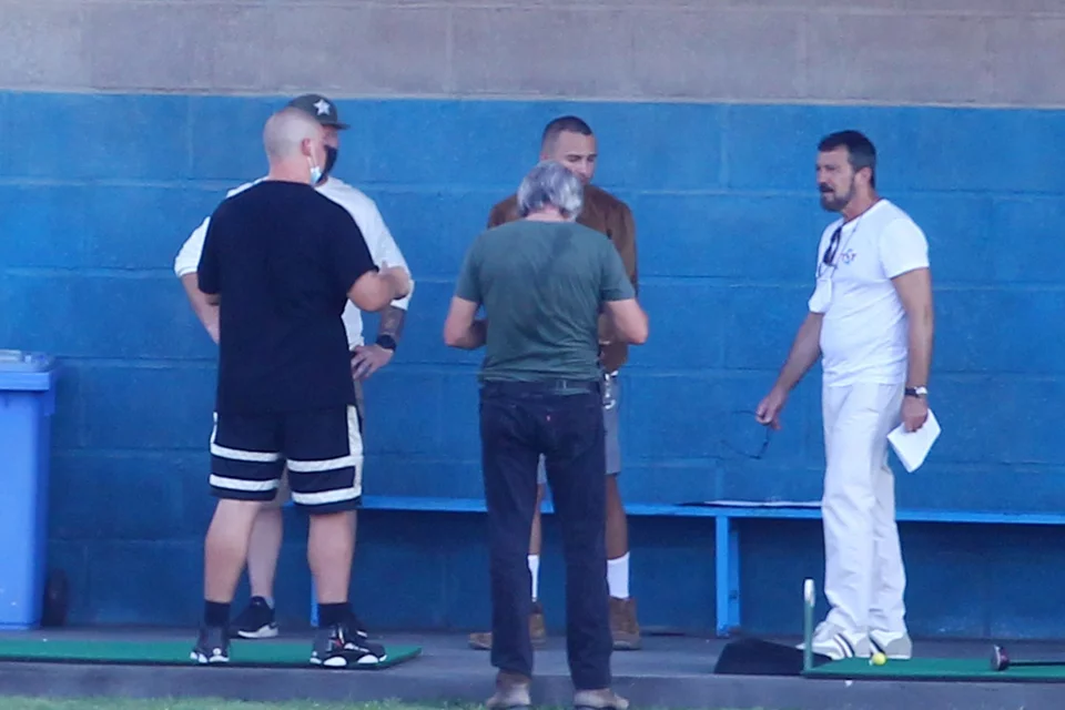 Ο Αντόνιο Μπαντέρας με το λευκό μπλουζάκι στα γυρίσματα της ταινίας στη Θεσσαλονίκη -Φωτογραφία:Eurokinissi/ΚΩΝΣΤΑΝΤΙΝΙΔΗΣ ΓΙΩΡΓΟΣ