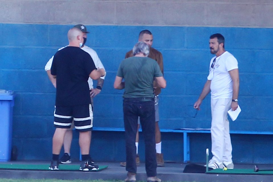 Ο Αντόνιο Μπαντέρας με το λευκό μπλουζάκι στα γυρίσματα της ταινίας στη Θεσσαλονίκη -Φωτογραφία:Eurokinissi/ΚΩΝΣΤΑΝΤΙΝΙΔΗΣ ΓΙΩΡΓΟΣ