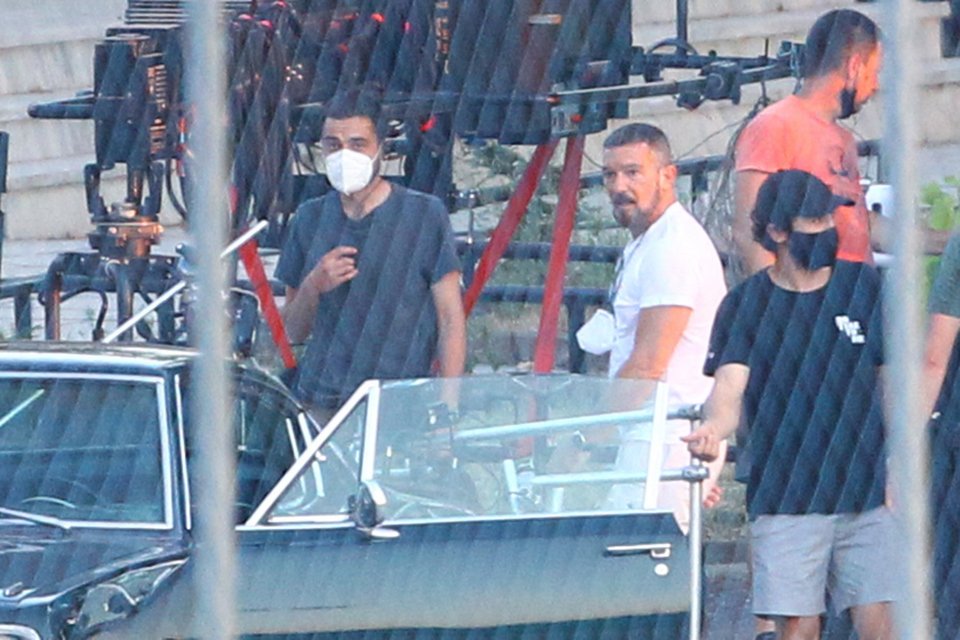 Ο Αντόνιο Μπαντέρας με το λευκό μπλουζάκι στα γυρίσματα της ταινίας στη Θεσσαλονίκη -Φωτογραφία:Eurokinissi/ΚΩΝΣΤΑΝΤΙΝΙΔΗΣ ΓΙΩΡΓΟΣ