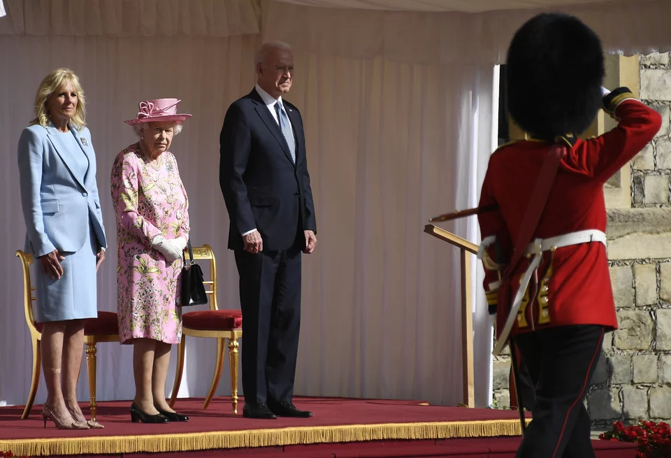 Το προεδρικό ζεύγος και η βασίλισσα Ελισάβετ / Φωτογραφία: Twitter / @Royalfamily