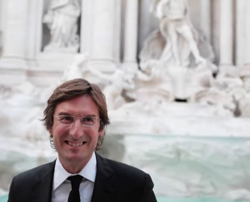 Ο Πιέτρο Μπεκάρι στην Φοντάνα ντι Τρέβι στη Ρώμη 