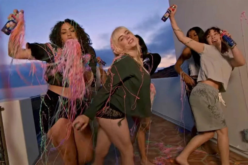 https://www.iefimerida.gr/sites/default/files/styles/in_article/public/article-images/2021-06/billie-eilish-videoklip-spray-files.jpg.webp?itok=xw-sl5GR