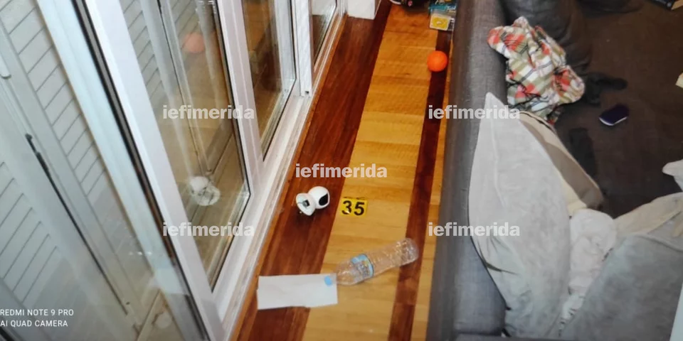 Η κάμερα ασφαλείας διακρίνεται στο πάτωμα, πίσω από τον καναπέ που καθόταν ο 33χρονος δολοφόνος 