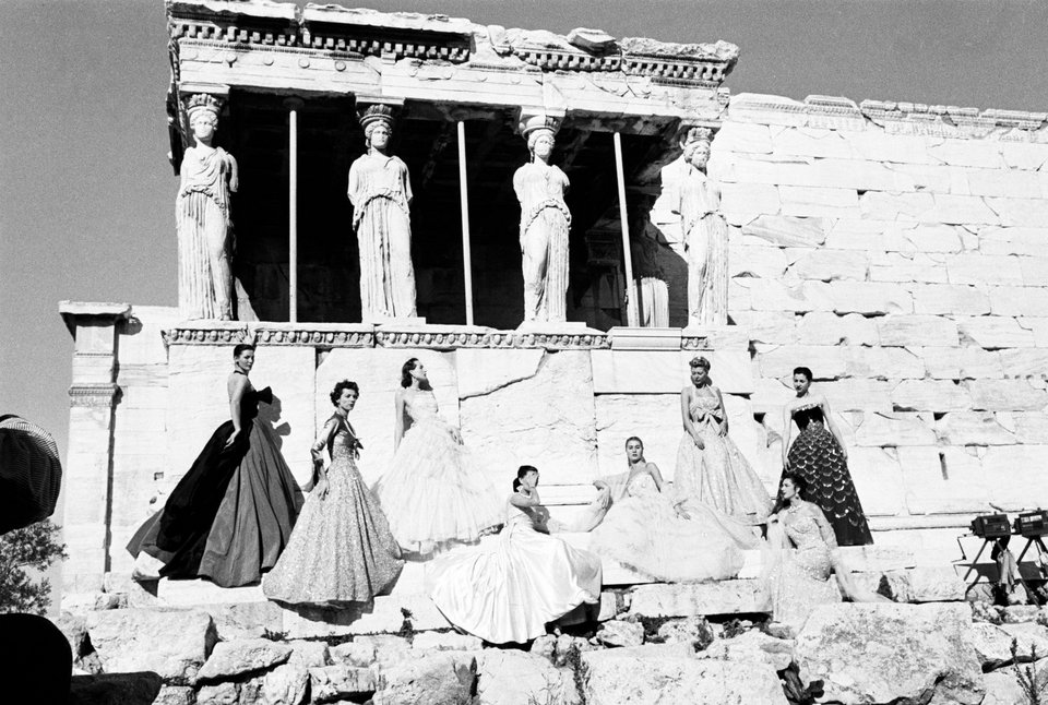 Η φωτογράφιση του Dior στην Ακρόπολη, 50 χρόνια πριν