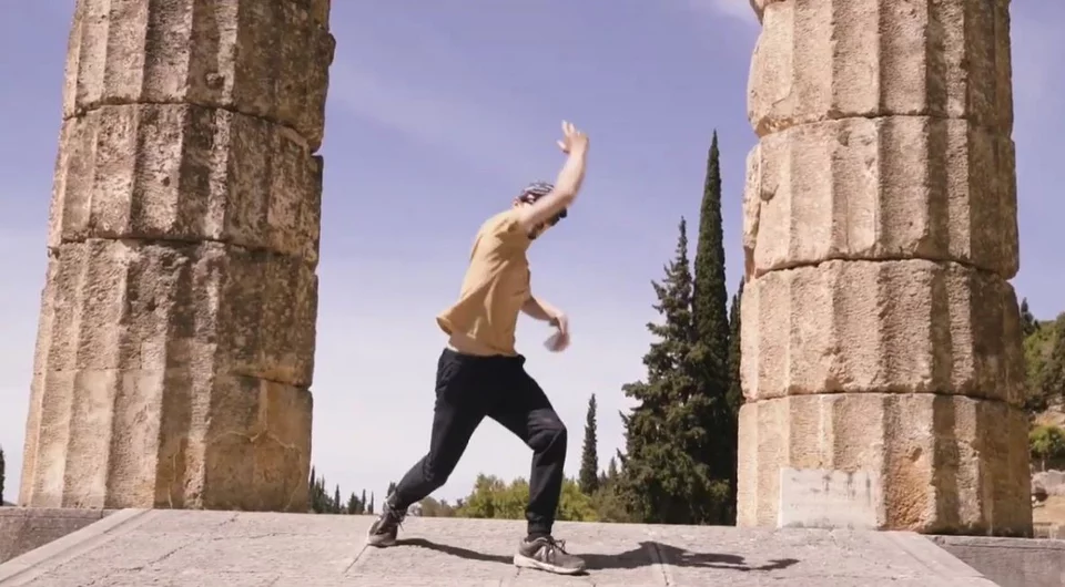 Ενας από τους χορευτές στις πρόβες πριν την επίσημη προβολή.