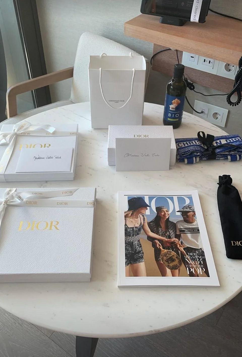 Κάποια από τα δώρα του Dior στους καλεσμένους του που φιλοξενεί στην Αθήνα / @valiataha