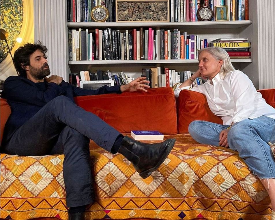 Στιγμιότυπο από τη συζήτηση της Κουρί με τον Κοσμέλι